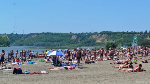 Купальный сезон на городском пляже в Барнауле.