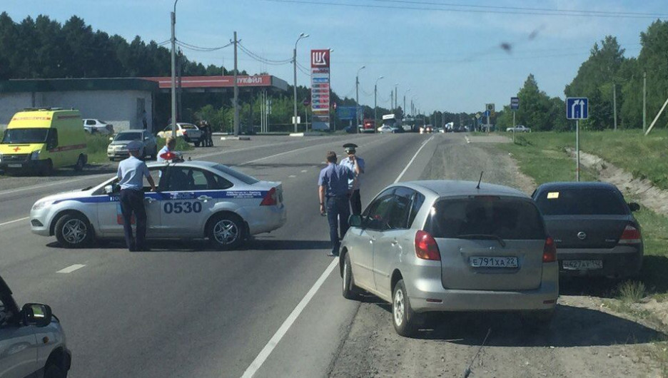 Полиция на Змеиногорском тракте в Барнауле.