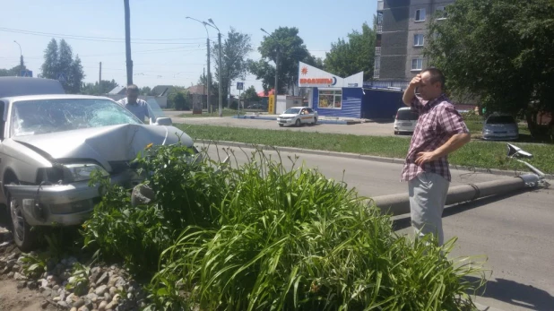 Автомобиль врезался в столб в Барнауле.