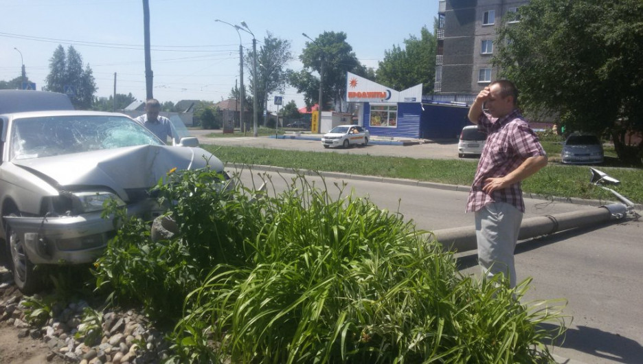 Автомобиль врезался в столб в Барнауле.