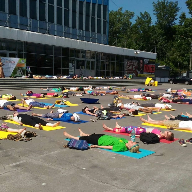 Йоги на площади Сахарова в Барнауле.