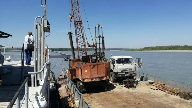 Баржа геологов на месте будущего моста через Обь