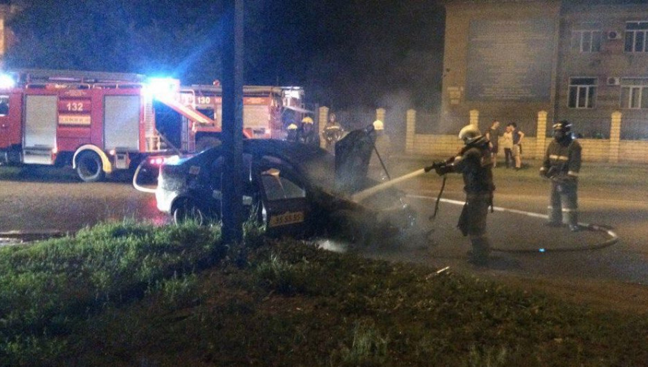 В Барнауле загорелся автомобиль.