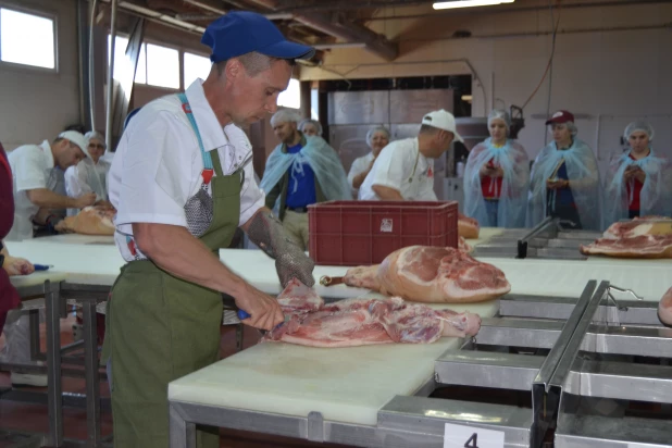 На Алтае выбрали лучшего обвальщика мяса 