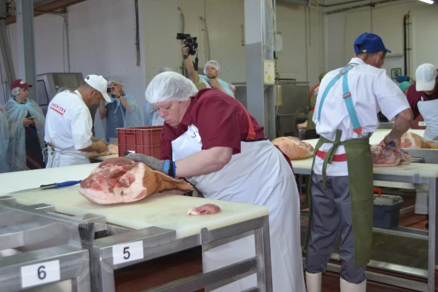 На Алтае выбрали лучшего обвальщика мяса 