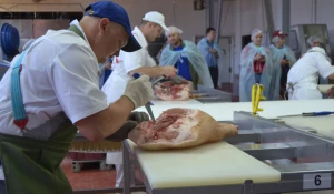 На Алтае выбрали лучшего обвальщика мяса 