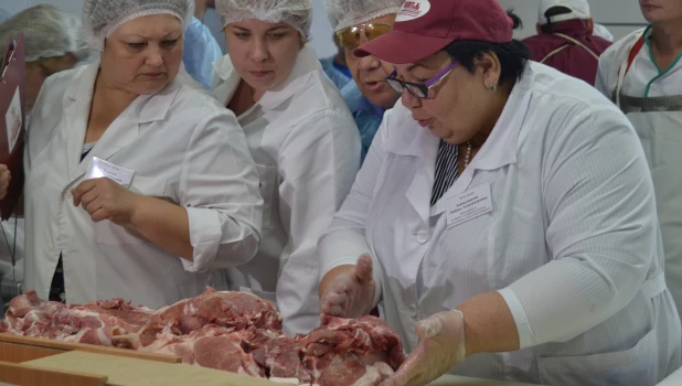 На Алтае выбрали лучшего обвальщика мяса 