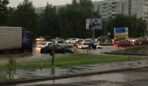 Барнаул затопило ливнем.