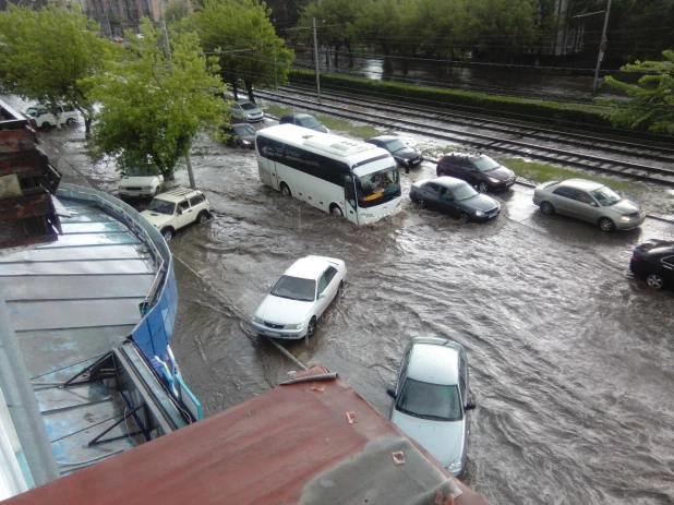 Барнаул затопило ливнем.