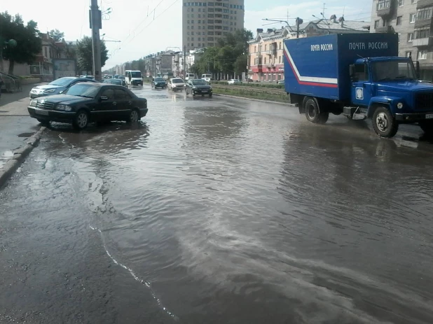 Участок проспекта Ленина остается затопленным.