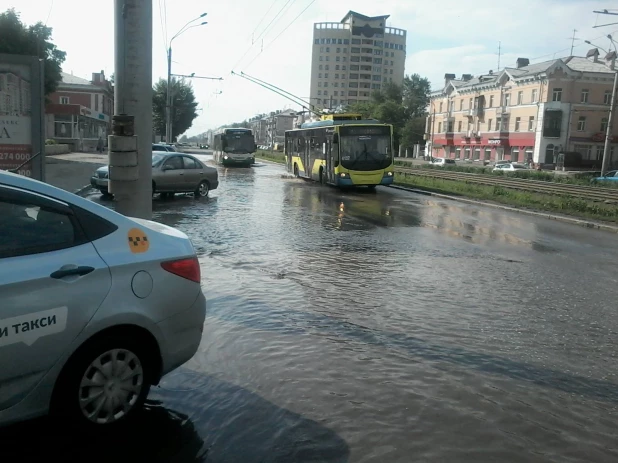 Участок проспекта Ленина остается затопленным.