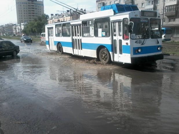 Участок проспекта Ленина остается затопленным.