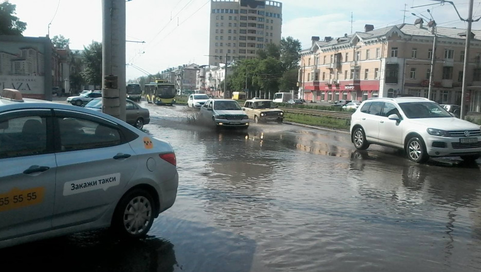 Участок проспекта Ленина остается затопленным.