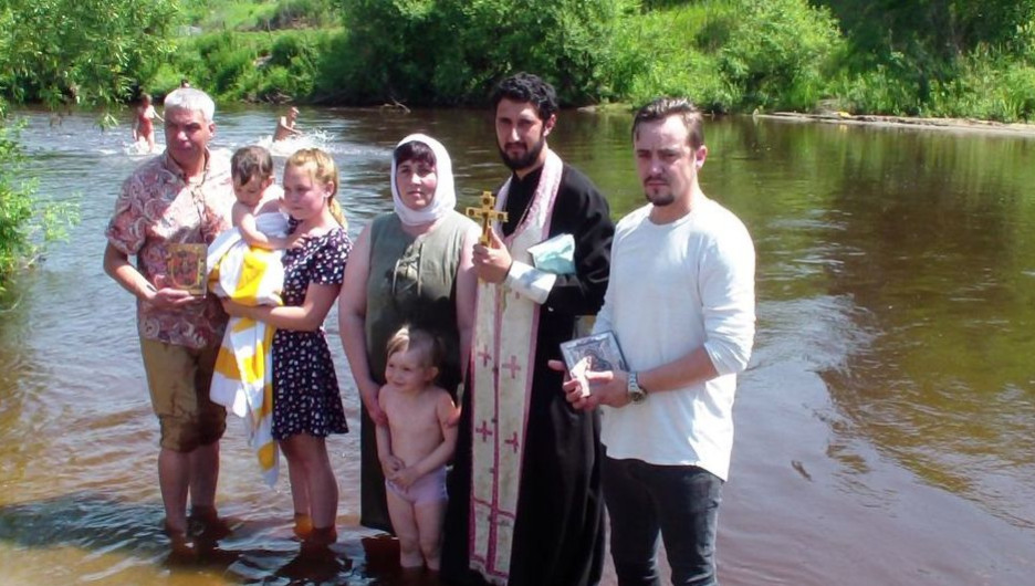 В реке Барнаула крестили двух девочек