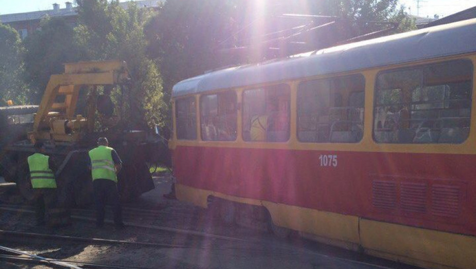 В Барнауле трамвай сошел с рельсов