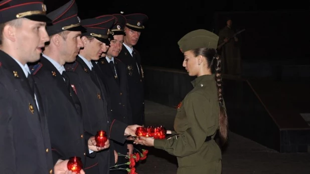 Барнаульские полицейские возложили цветы к мемориалу Славы.