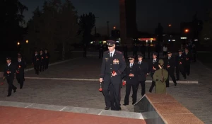 Барнаульские полицейские возложили цветы к мемориалу Славы.