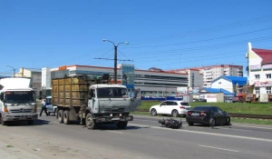В Барнауле мотоциклист влетел в иномарку