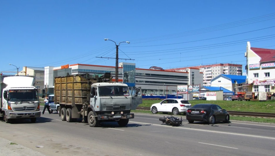 В Барнауле мотоциклист влетел в иномарку