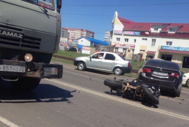 В Барнауле мотоциклист влетел в иномарку