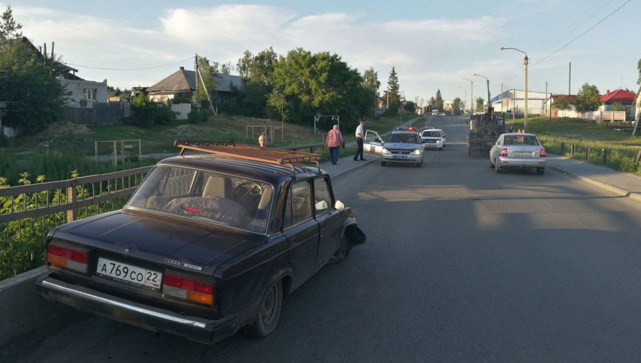 Пьяный водитель протаранил мост в Барнауле