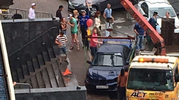 В Сибири девушка заехала в торговый зал прямо на авто.