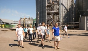 Фотофакты. Барнаульские школьники учатся производить натуральные алтайские продукты.