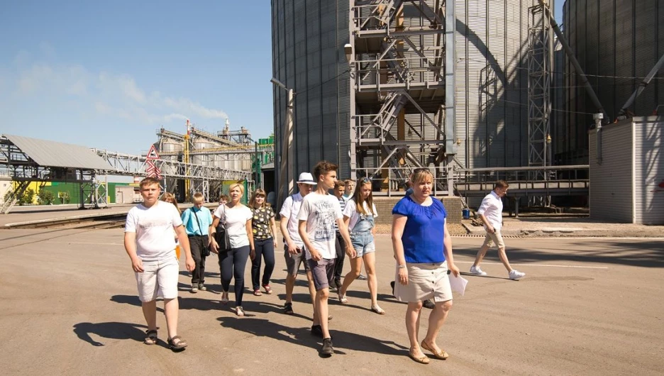 Фотофакты. Барнаульские школьники учатся производить натуральные алтайские продукты.