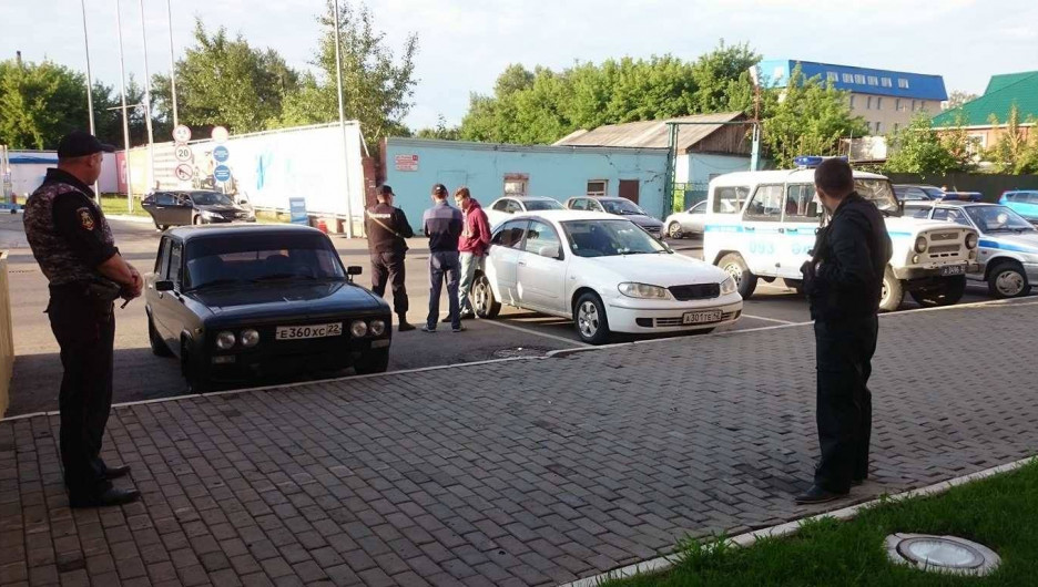 В Барнауле напали на главу штаба Навального.