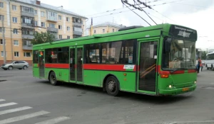 Автобус №17 перегородил пр. Ленина из-за ДТП с троллейбусом.