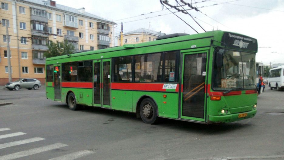 Автобус №17 перегородил пр. Ленина из-за ДТП с троллейбусом.