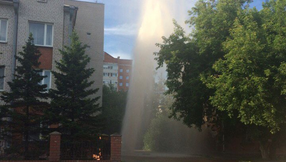 В Барнауле забил фонтан.