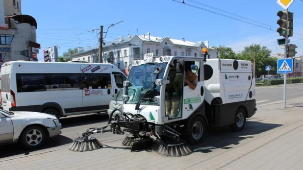 Уборочная техника на улицах Барнаула.