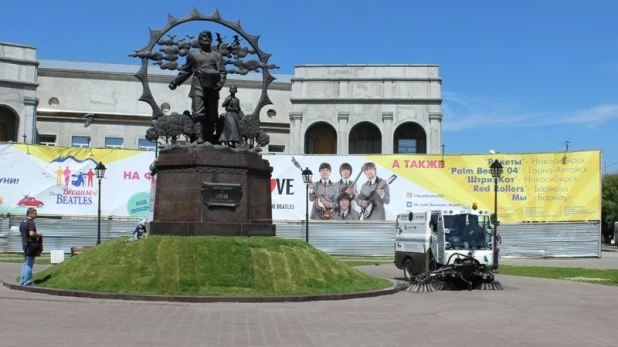 Уборочная техника на улицах Барнаула.