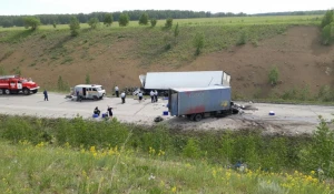 На трассе Кузбасс-Алтай столкнулись две фуры