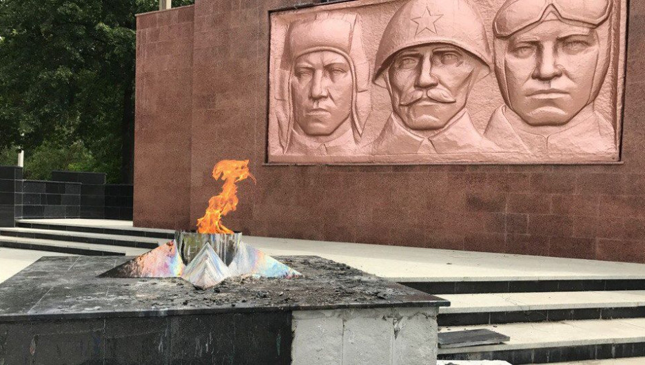 На Урале пьяные школьницы разгромили мемориал.