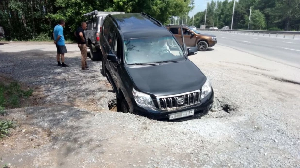 Внедорожник провалился в яму на трассе Барнаул-Новосибирск.