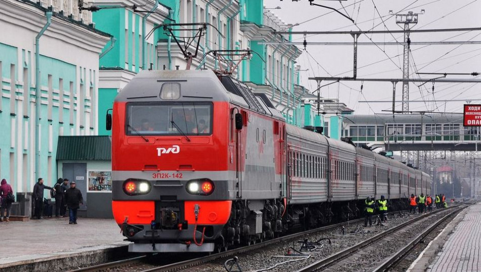 В Новосибирске сошёл с рельсов локомотив пассажирского поезда.