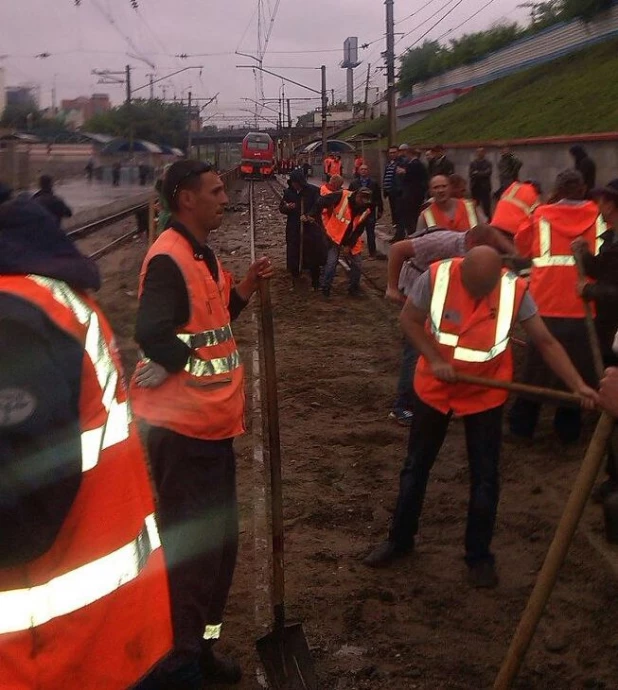 В Новосибирске сошёл с рельсов локомотив пассажирского поезда.