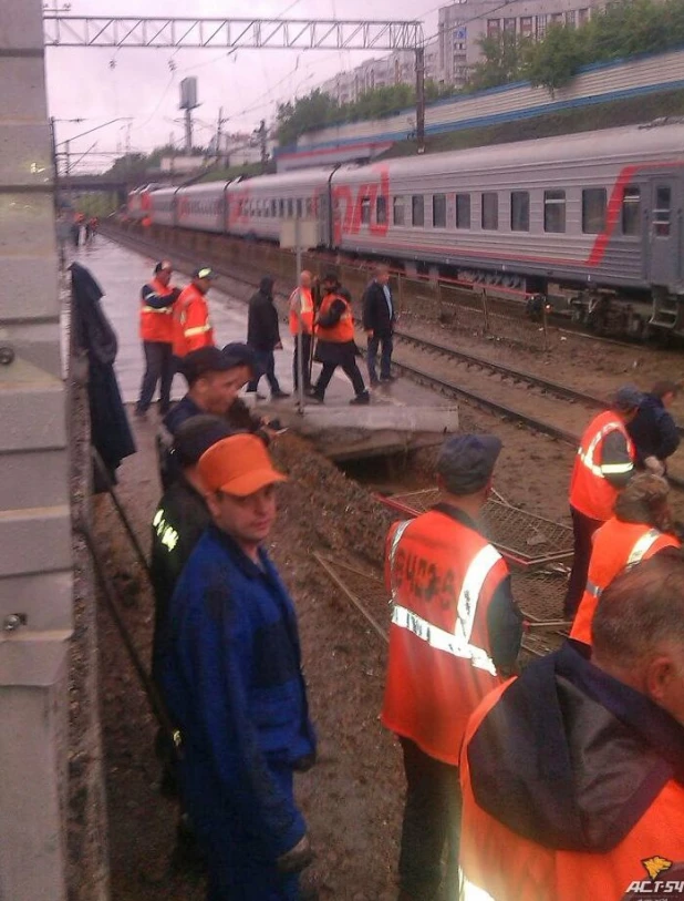 В Новосибирске сошёл с рельсов локомотив пассажирского поезда.