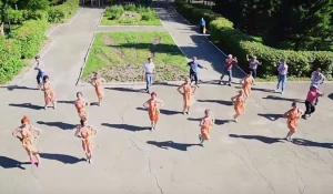 Клип родителей выпускников барнаульской школы взорвал соцсети.