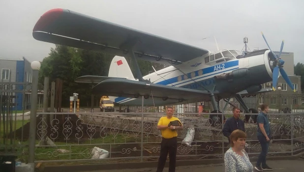 Самолет Ан-2 в аэропорту Барнаула.