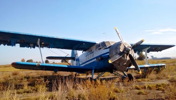 Ан-2 на почетной стоянке барнаульского аэропорта.