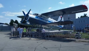 Ан-2 на почетной стоянке барнаульского аэропорта.