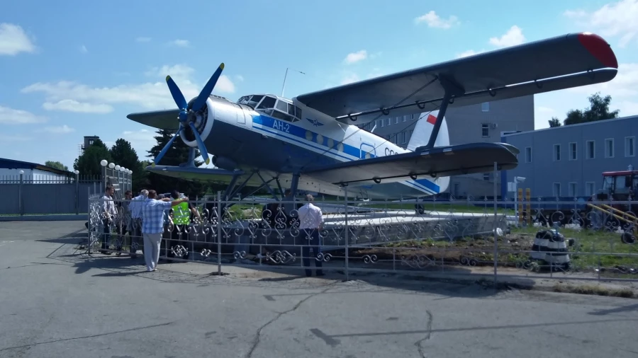 Ан-2 на почетной стоянке барнаульского аэропорта.