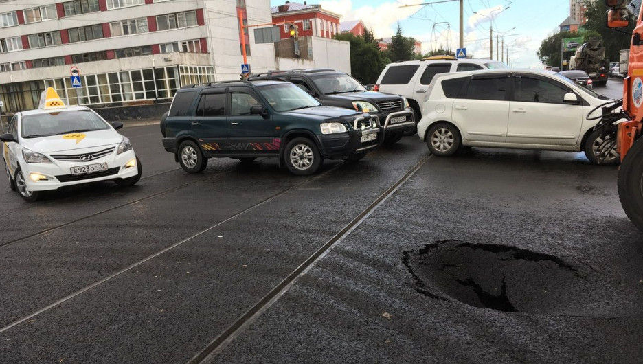 На перекрестке в центре Барнаула провалился свежий асфальт.