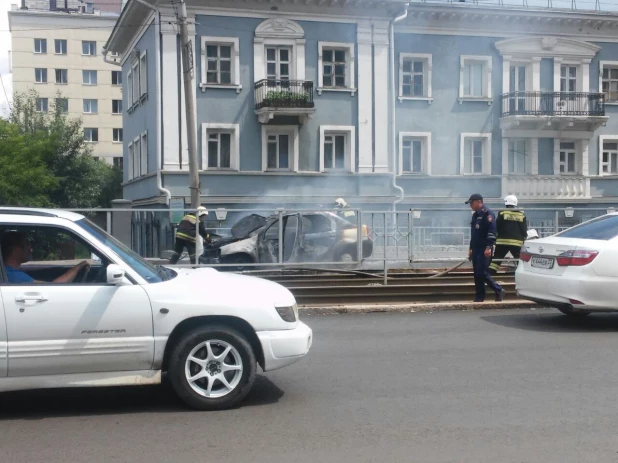 В Барнауле на Красноармейском загорелся автомобиль.