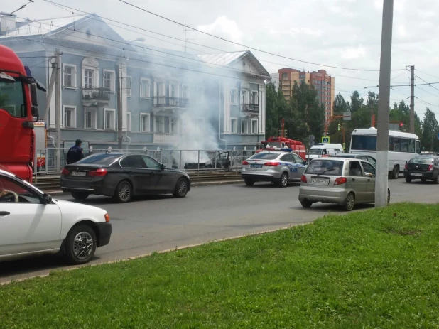 В Барнауле на Красноармейском загорелся автомобиль.