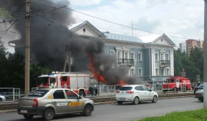 В Барнауле на Красноармейском загорелся автомобиль.