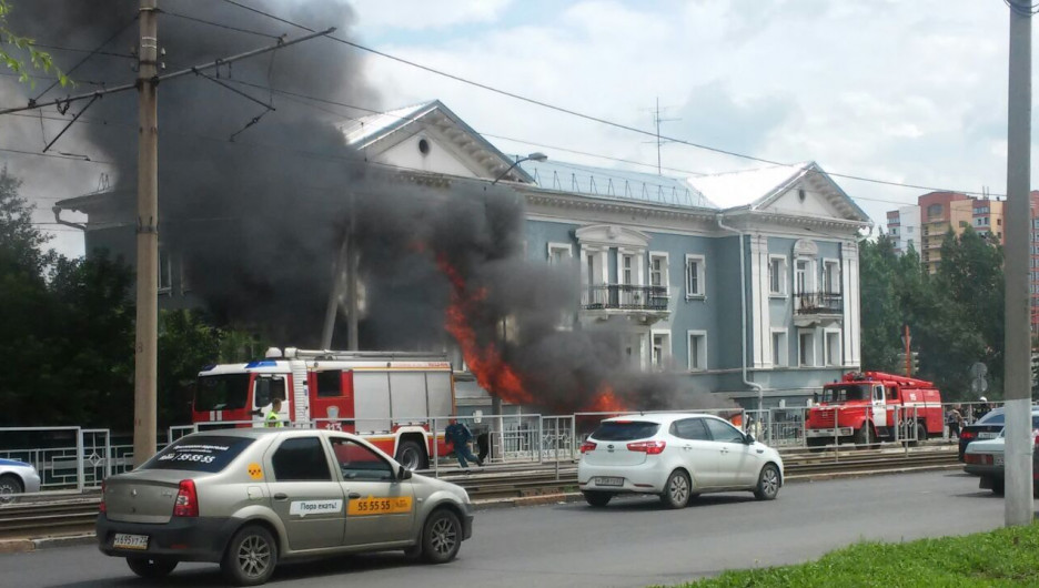 В Барнауле на Красноармейском загорелся автомобиль.